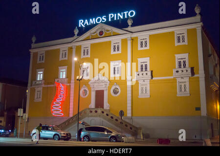 "Ramos Pinto" Port lodge, Vila Nova De Gaia, Fluss Douro, Porto, Portugal, in der Dämmerung Stockfoto