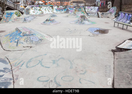 Kleinen selbstgebauten Skatepark Stockfoto