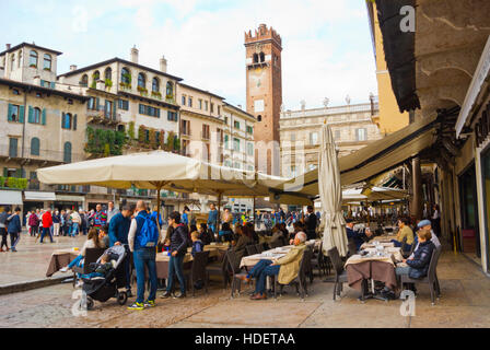 Cafe und Restaurant Terrassen, Piazza Delle Erbe, Verona, Veneto, Italien Stockfoto