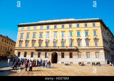 Menschen warten auf Leonardo da Vincis Abendmahl, Piazza di Santa Maria Delle Grazie, Mailand, Lombardei, Italien zu sehen Stockfoto