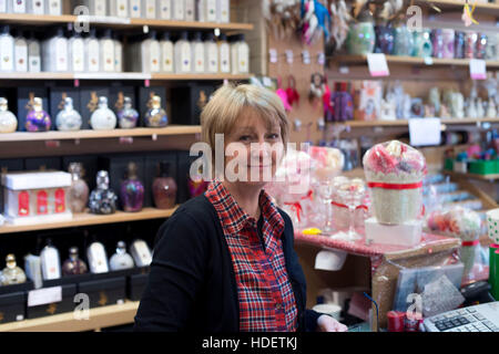 Caerphilly, Wales. 26. November 2016. Exquisite Erde - Wellness-Geschenk-Shop. Shop-Betreiber Laura Mills fotografiert im exquisiten Erde © Gemz Ali - kostenlos Stockfoto