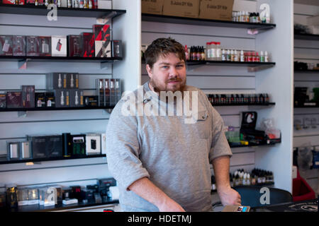 Caerphilly, Wales. 26. November 2016. Die Vape-Haus. Verkäuferin, Rhys James hinter der Ladentheke in The Vape House © Gemz Ali fotografiert- Stockfoto