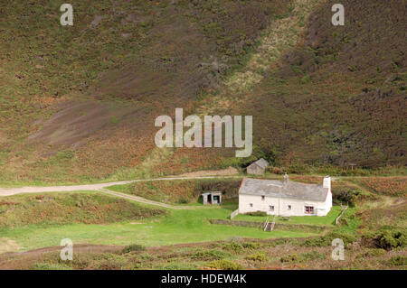 Blackpool Mill Cottage inmitten ein tiefes doppelseitiges Tal in der Nähe von Hartland Quay in 2016-BBC-Serie "The Night Manager" vorgestellt. Stockfoto