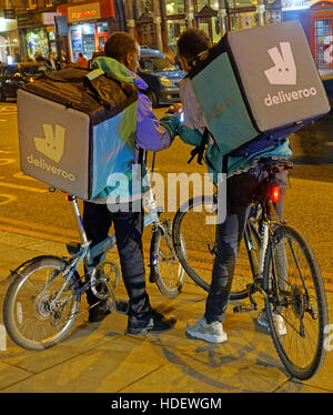 Deliveroo Essen Lieferung Fahrradkuriere in Islington, London Stockfoto