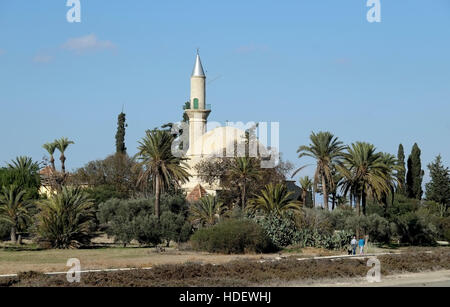 Hala Sultan Tekke Moschee, die am Rande des Salzsees in Larnaca Zypern sitzt. Stockfoto
