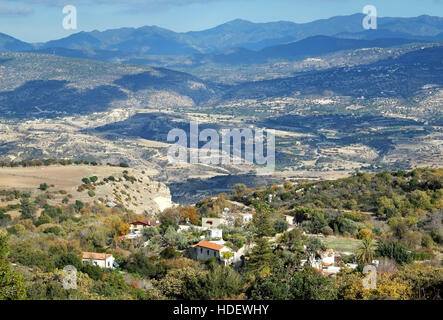 Ein Blick von den Höhen der Akamas eines Dorfes in der Paphos Region mit Blick auf das Troodos-Gebirge über. Stockfoto