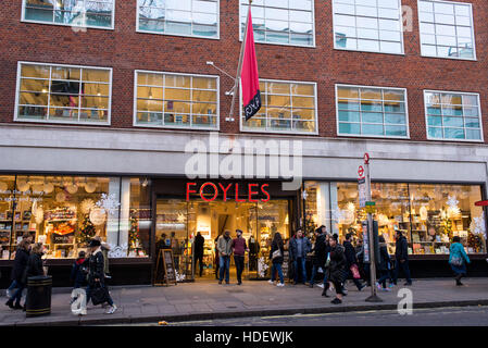 Leute, die sich vor dem berühmten 100 Jahre alten eklektischen Buchhandlung Foyles in Charing Cross Road, Soho, London, UK. Stockfoto