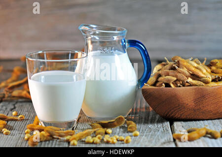 Glas der Soja-Milch auf einem Holztisch Stockfoto