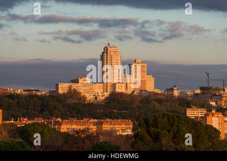 Madrid Skyline Blick in Richtung Plaza de España, von Casa de Campo bei Sonnenuntergang gesehen. Spanien. Stockfoto