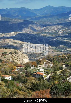 Ein Blick von den Höhen der Akamas eines Dorfes in der Paphos Region mit Blick auf das Troodos-Gebirge über. Stockfoto