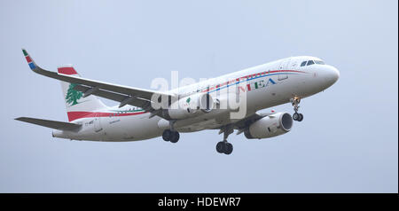 MEA Middle East Airlines Airbus A320 T7-MRE über die endgültige Annäherung an den Flughafen London-Heathrow LHR Stockfoto