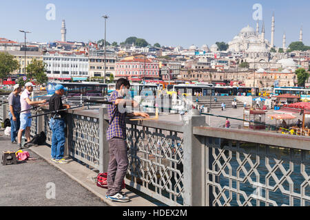 Istanbul, Türkei - 1. Juli 2016: Fischer sind auf Galata-Brücke über das Goldene Horn in Istanbul, Türkei Stockfoto