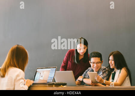 Gruppe von jungen asiatischen Geschäftskollegen in lässigen Teamdiskussion, Start-up Projekt Business-Meeting oder Teamarbeit brainstorm Stockfoto
