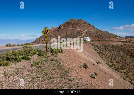 Freizeitfahrzeug, aufsteigende Straße nach Dantes View, Death Valley Nationalpark, Death Valley, Kalifornien Stockfoto