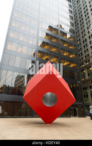 NEW YORK - 2. Mai 2016: Noguchis Red Cube vor der HSBC-Bank-Gebäude Stockfoto