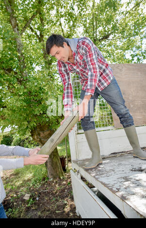 Entladen eines LKWs Stockfoto