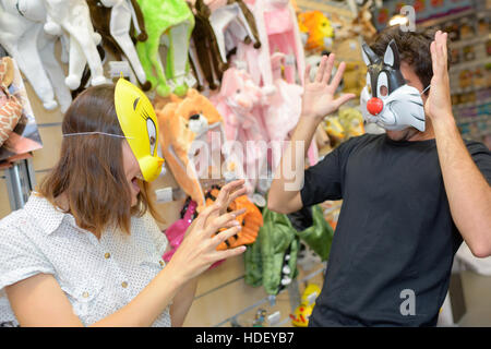 Paar im Kostüm Shop Masken Stockfoto