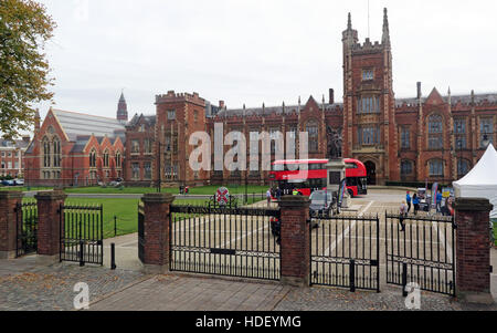 Hauptgebäude der Queens University Belfast und moderne Routemaster Bus, Nordirland, Vereinigtes Königreich Stockfoto