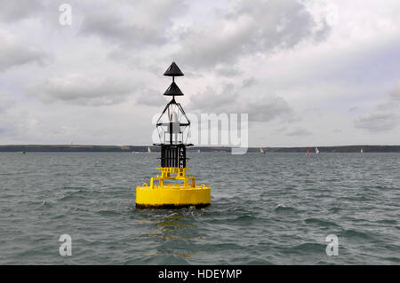 Al Khor nördlicher Kardinal mit Yachten segeln und Dale im Hintergrund auf einem ruhigen herbstlichen Tag Boje. Stockfoto