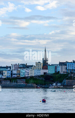 Ein kühles Blau tenby auf einen ruhigen Sommer Abend mit Masten über den Hafen Wand sichtbar. Stockfoto