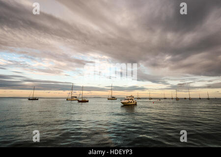 Yachten in der "Dale auf einen ruhigen Sommer Abend verankert am Beginn eines dramatischen Sonnenuntergang. Stockfoto