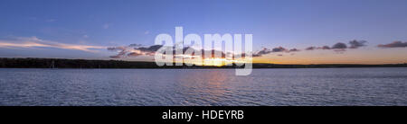 Hochauflösende panorama Herbst Sonnenuntergang über Dale mit Wolken vor einem blauen und goldenen Himmel in einem ruhigen Meer reflektierte Silhouette Stockfoto