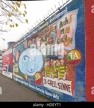 Pobl Belfast - internationale Friedensmauer Cupar Weg, West Belfast, Nordirland, Vereinigtes Königreich Stockfoto