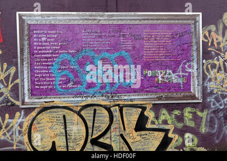 Ablehnung der Poesie in der Frame - Belfast International Peace Wand Cupar Weg, West Belfast, NI, UK Stockfoto