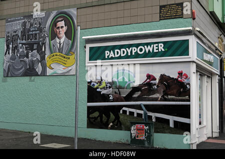 Belfast fällt Rd republikanischen Wandbild und PaddyPower Buchmacher Stockfoto