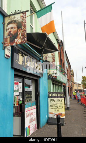 Belfast Falls Rd - Falls Rolls Cafe, Gerry Adams Schild mit Tricolor irische Flagge Stockfoto