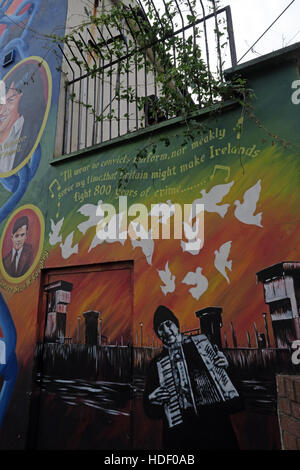 Belfast fällt Rd Rebublican Wandbild - 800 Jahre des Verbrechens Stockfoto