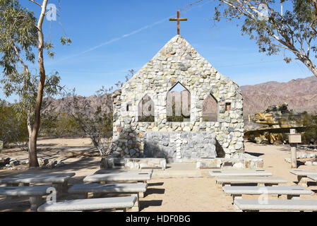 CHIRIACO Gipfel, CA - 10. Dezember 2016: Stein outdoor-Kapelle. Die Struktur ist das einzige original Reststück des WWII Wüste Training Centers Stockfoto