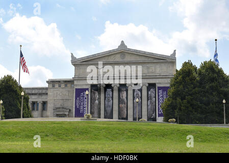 CHICAGO, ILLINOIS - 5. September 2016: Field Museum. Die Flagge von Chicago und die amerikanische Flagge vor der Chicago-Wahrzeichen Stockfoto