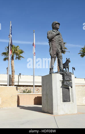 CHIRIACO Gipfel, CA - 10. Dezember 2016: General Patton Memorial Museum. Statue des Generals vor dem Museum Stockfoto