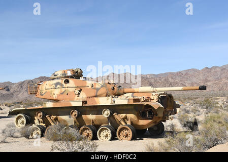 CHIRIACO Gipfel, CA - 10. Dezember 2016: Ein M60 Panzer. Die verlassene Fahrzeug ist auf dem Display des General Patton Memorial Museum in Kalifornien Stockfoto