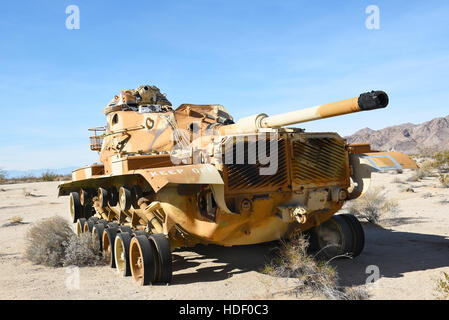 CHIRIACO Gipfel, CA - 10. Dezember 2016: M60 Panzer Nahaufnahme. Das verfallene Fahrzeug ist am General Patton Memorial Museum in der kalifornischen Wüste. Stockfoto