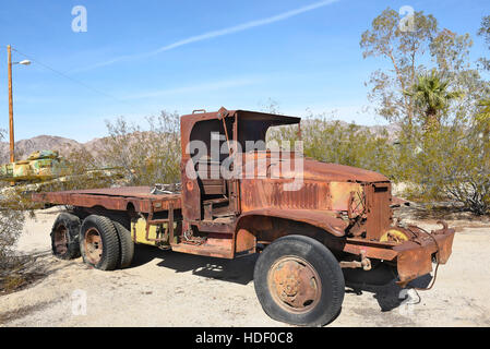 CHIRIACO Gipfel, CA - 10. Dezember 2016: A verrostet Militär-LKW. Das Fahrzeug ist auf dem Display des General Patton Memorial Museum in Kalifornien Stockfoto