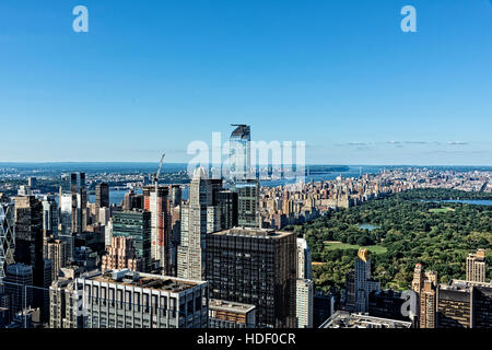 Auf der Suche nach Nordwesten über Tall West Midtown Gebäude.  Central Park und Upper West Side im Hintergrund. Manhattan, New York City. Stockfoto