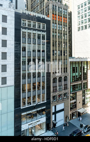 Blick hinunter auf East 57th Street, Manhattan, New York City, in Bürogebäuden, Fußgänger auf dem Bürgersteig und Autos auf der Straße. Stockfoto