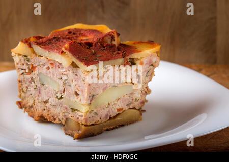 Teil des köstlichen geschichteten Moussaka gekocht für authentisches Rezept mit Fleisch und Kartoffeln auf Teller gemacht Stockfoto