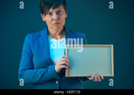 Business-Frau mit leeren Diplom Zertifikat als Mock-up Textfreiraum Stockfoto