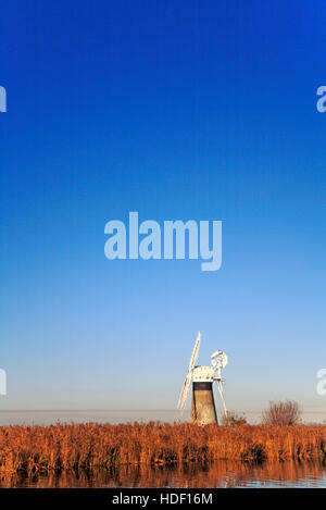 Textfreiraum mit St Benet Ebene Entwässerung Mühle auf den Norfolk Broads Thurne, Norfolk, England, Vereinigtes Königreich. Stockfoto