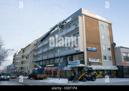 Reinigung Schnee vom Dach, Lappeenranta, Finnland Stockfoto