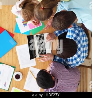 Gruppe von vielfältigen fröhlich Business Menschen arbeiten zusammen Stockfoto