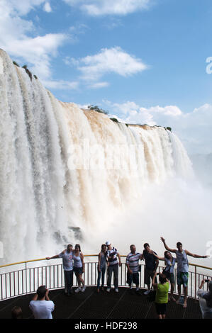 Iguazu: Menschen vor die spektakulären Iguazu-Wasserfälle, eines der wichtigsten touristischen Attraktionen von Lateinamerika Stockfoto