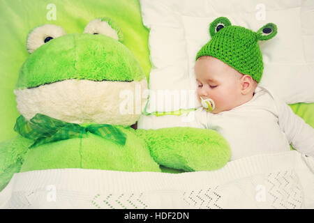 Baby auf grüne Decke Stockfoto