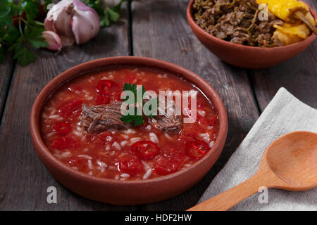 Traditionelle georgische Suppe Kharcho mit Fleisch und Reis in Keramik Stockfoto