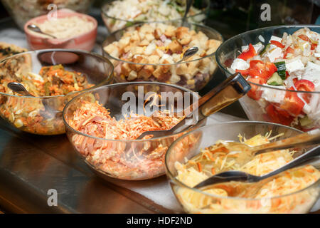 Schalen mit verschiedenen Speisen im SB-restaurant Stockfoto