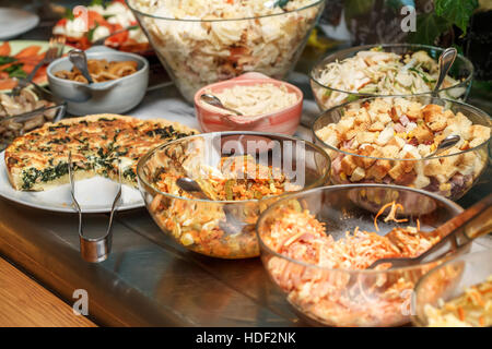 Schalen mit verschiedenen Speisen im SB-restaurant Stockfoto