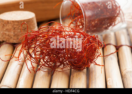 Chili Fäden Closeup auf Bambusmatte Stockfoto